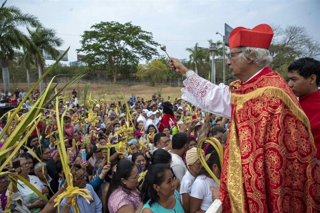 La benedizione del cardinale Leopoldo Brenes a Managua nella Domenbica delle Palme