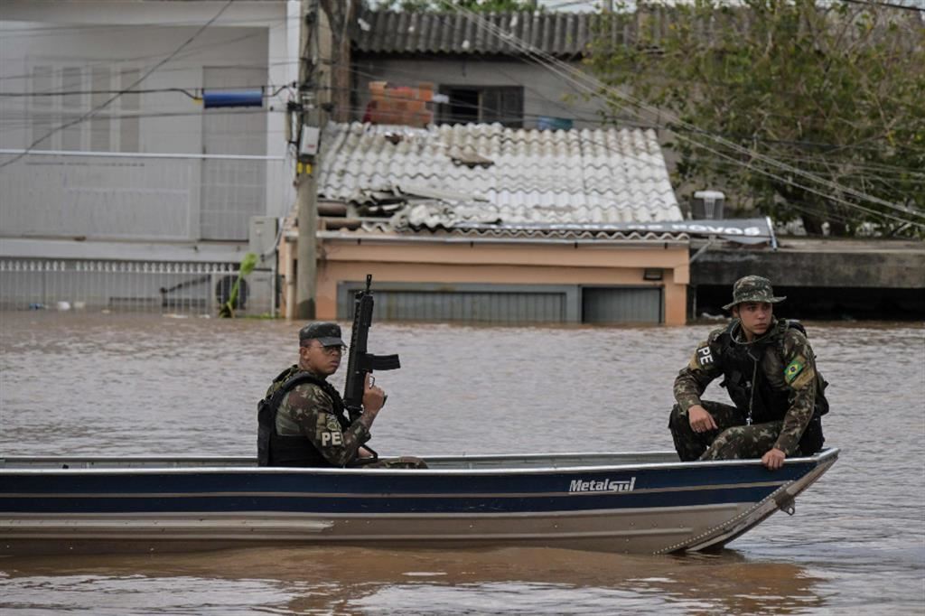Soldati dell'esercito pattugliano il quartiere di Humaita, allagato, a Porto Alegre - Ansa