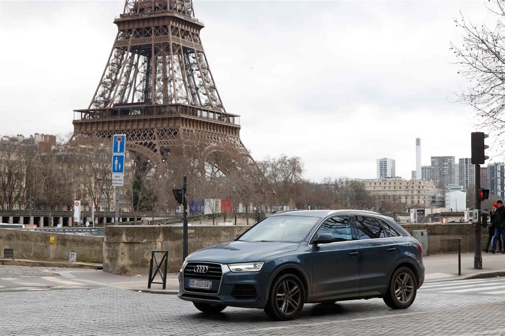 Perché Parigi ha triplicato il costo dei parcheggi per i Suv