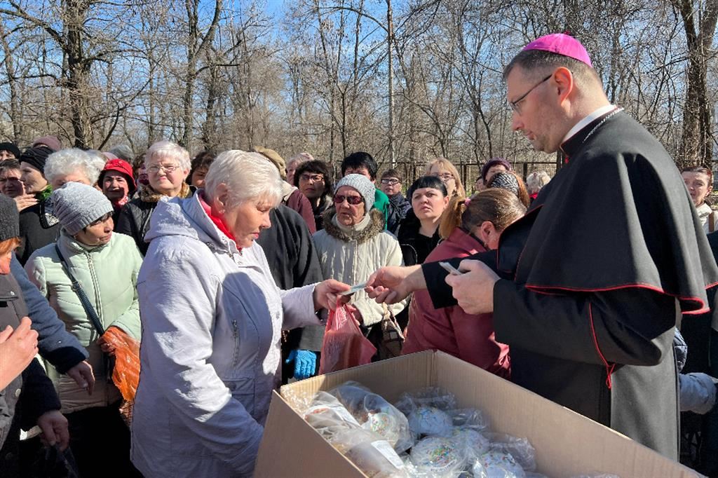 Il nunzio apostolito, l’arcivescovo Visvaldas Kulbokas, distribuisce i doni pasquali del Papa a Zaporizhzhia