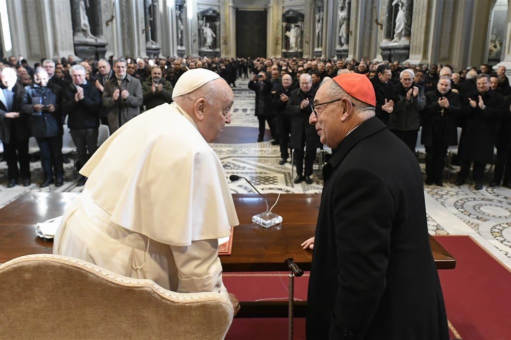 Il Papa con il cardinale vicario, Angelo De Donatis, durante l'incontro con il clero romano a San Giovanni in Laterano