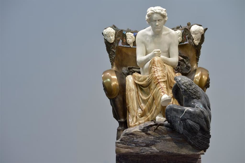 Max Klinger, “Monumento a Beethoven” (1902), realizzato con il fregio di Klimt per la mostra alla Secessione di Vienna, per i 250 della nascita del compositore. Nell’occasione Mahler diresse l’Inno alla Gioia