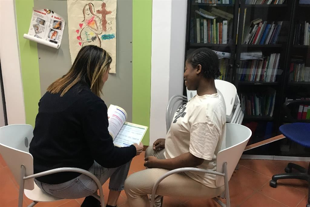 Un colloquio in un Centro aiuto alla Vita tra una volontaria e una mamma immigrata in attesa
