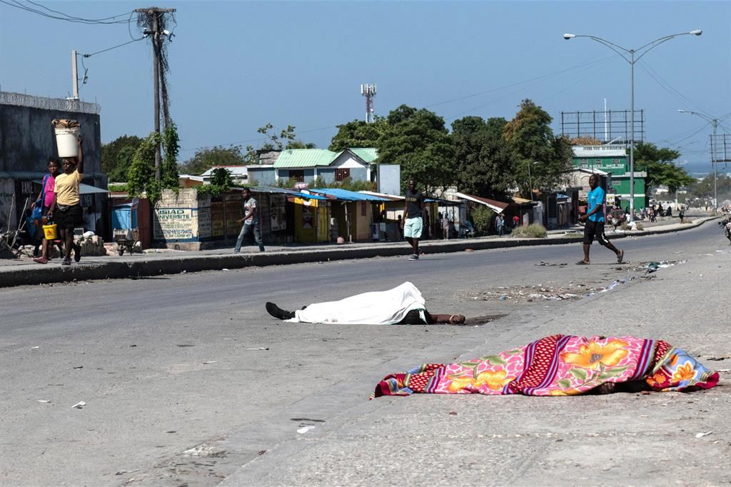 Cadaveri per strada dopo gli scontri a Port-au-Prince