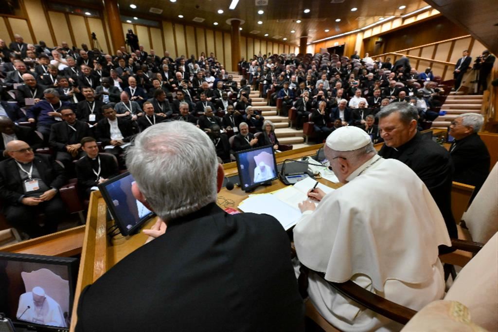 Il Papa con i partecipanti all'incontro internazionale dei parroci per il Sinodo