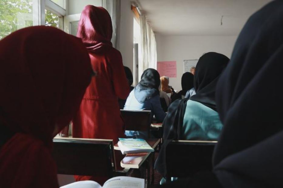 In Afghanistan dopo i 12 anni alle ragazze è proibito andare a scuola. Ma in molti villaggi si organizzano lezioni clandestine, come documenta il cortometraggio realizzato da Alessandro Galassi per Avvenire (qui un fermo immagine). È rischioso, ma è l’unico percorso per un futuro possibile