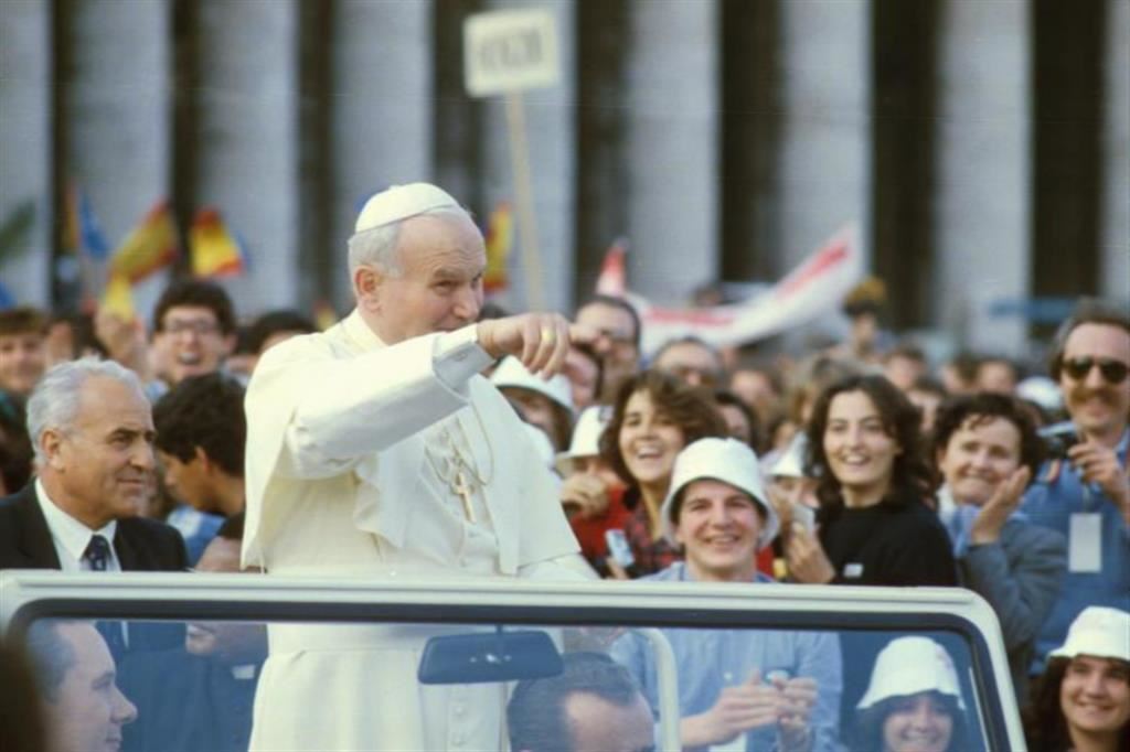 Giovanni Paolo II il 14 aprile 1984 durante l'incontro con i giovani durante il Giubileo dedicato alle nuove generazioni. Da lì nacquero le Giornata mondiali della Gioventù