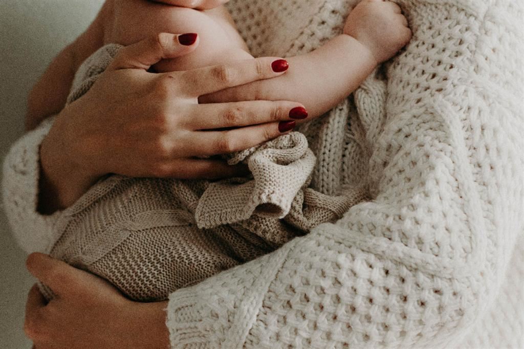 Un bebè al posto dei gemelli: la coppia chiede alla madre surrogata l'aborto