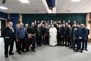 Il Papa in mezzo ai "suoi" preti di periferia