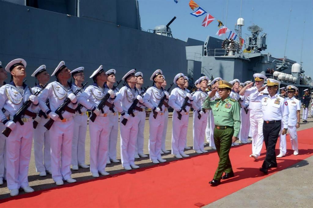 Il saluto dei marinai al generale golpista Min Aung Hlaing
