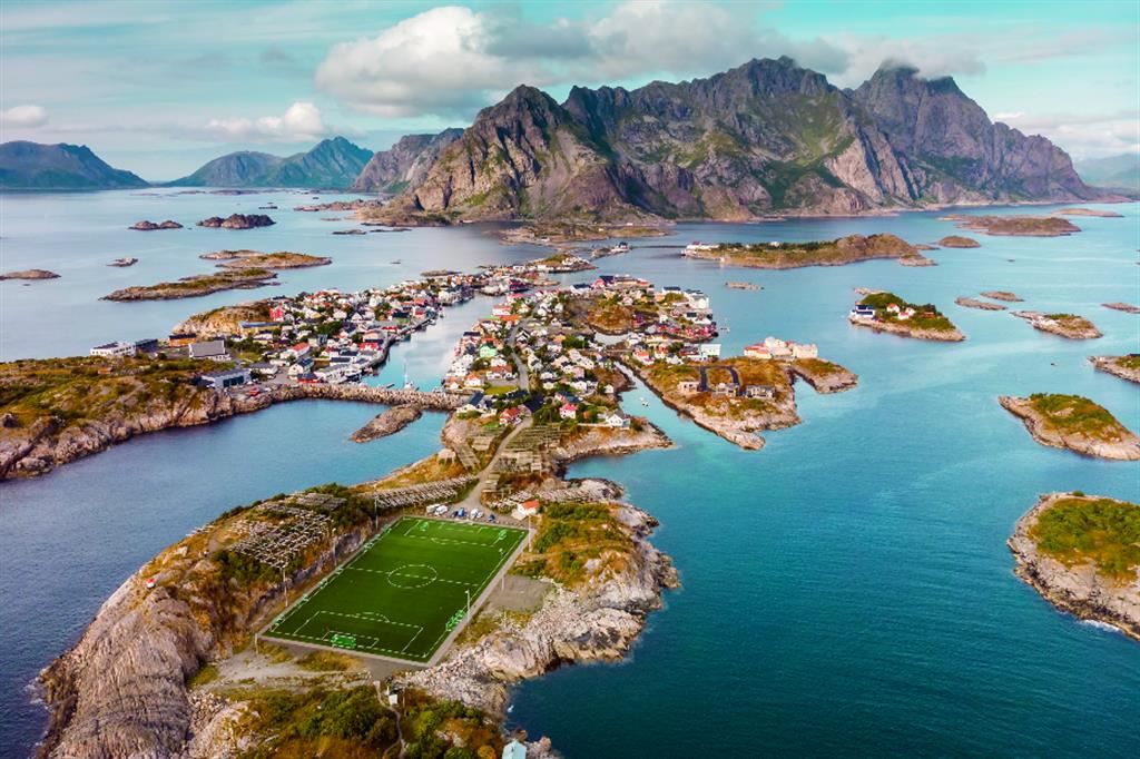L’Henningsvaer Stadion sulle Isole Lofoten in Norvegia - © Rusel1981 | Dreamstime.com