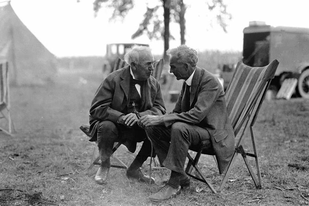 Henry Ford, a destra, a colloquio con Thomas Edison in un’immagine scattata nel 1923 / Ford Motor Company