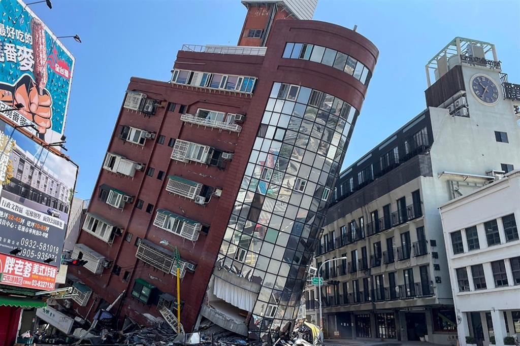 Un edificio crollato in seguito al terremoto a Taiwan