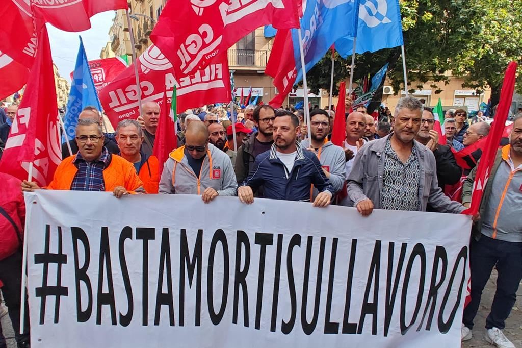 Manifestazione davanti alla prefettura di Palermo dopo la tragedia di Casteldaccia