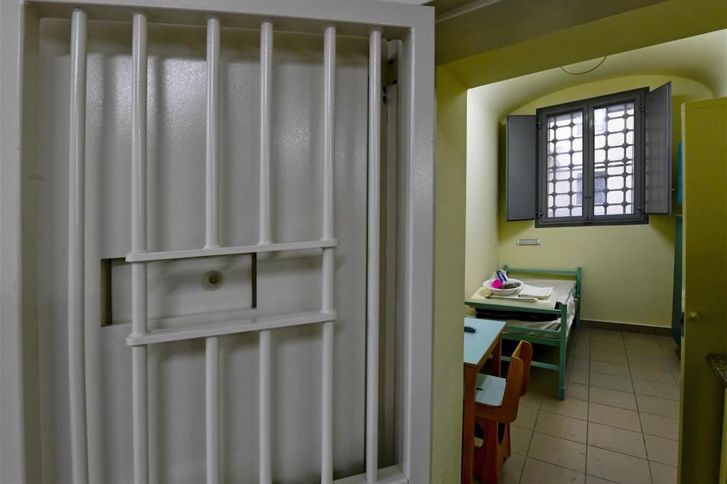 Una cella di Poggioreale. Nel carcere partenopeo ieri si è suicidato un ergastolano di 40 anni