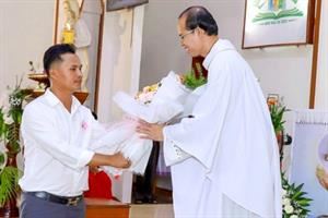 Aiutato dai cristiani che perseguitava giovane vietnamita chiede il Battesimo