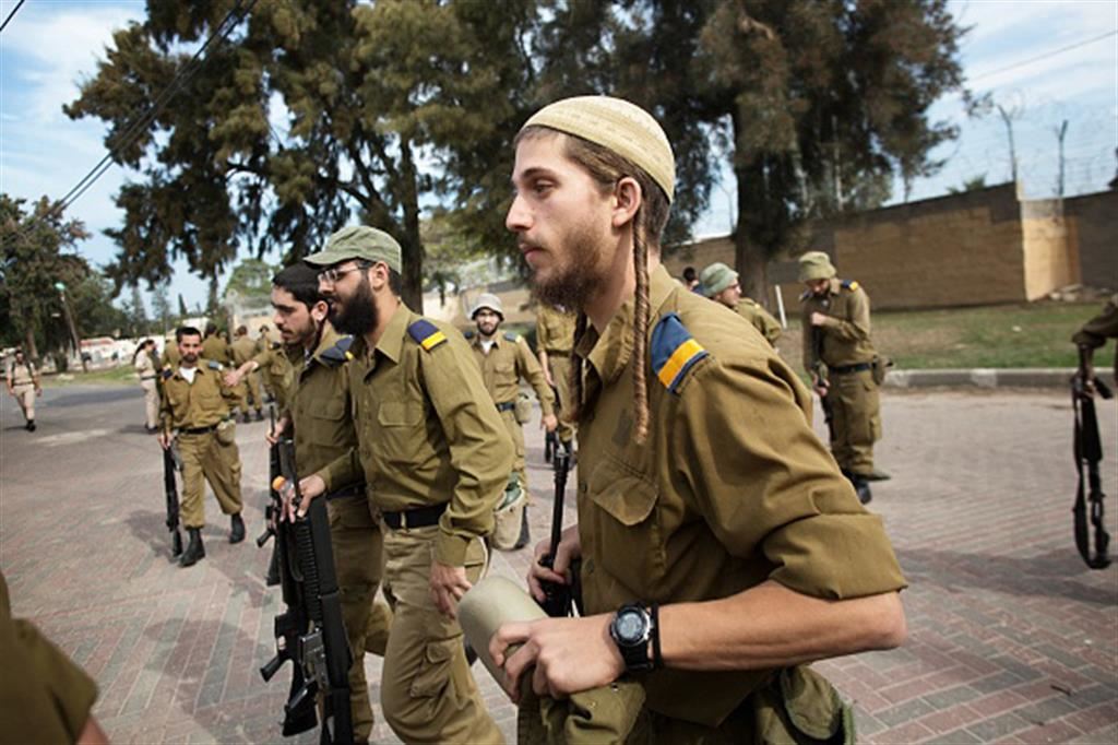 Soldati di un'unità ultra-ortodossa di Idf durante l'addestramento in una base israeliana
