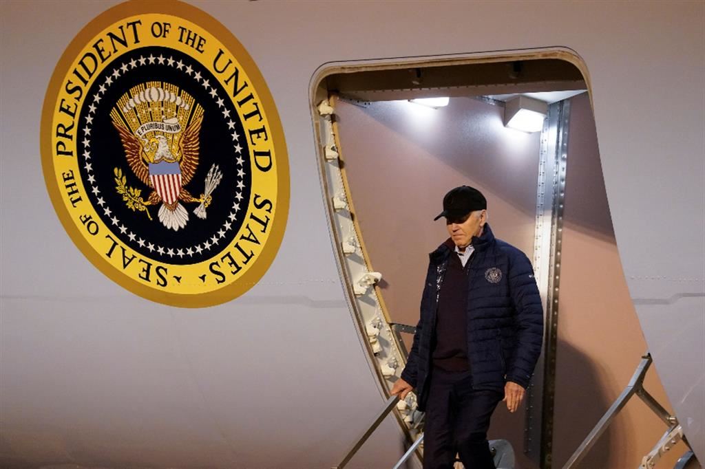 Il presidente americano Joe Biden scende dall'Air Force One a Dover in Delaware