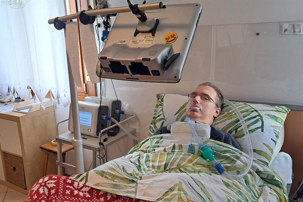 Stefano Marangone, 58 anni, da 22 malato di Sla, nella sua camera a Rivignano Teor (Udine)
