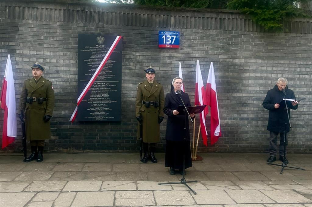 Varsavia: la benedizione della targa collocata sul convento delle Suore della Sacra Famiglia di Nazareth, a ricordo dell'opera di salvataggio degli ebrei che svolsero a rischio della vita sotto l'occupazione nazista