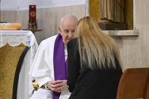 Il Papa confessa 9 fedeli. «Rimettiamo il perdono al centro della Chiesa»
