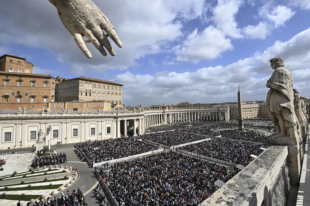 I fedeli in piazza San Pietro per la Domenica delle palme