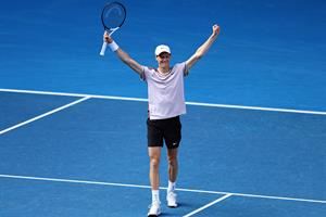 Sinner, storica vittoria su Djokovic. Prima finale di uno Slam