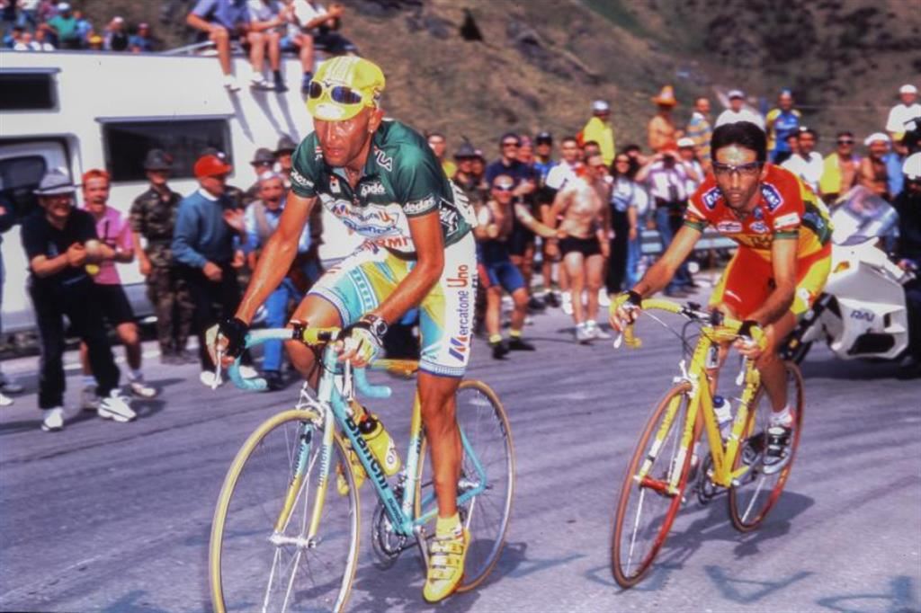 Marco Pantani scala con alle sue spalle Giuseppe Guerini