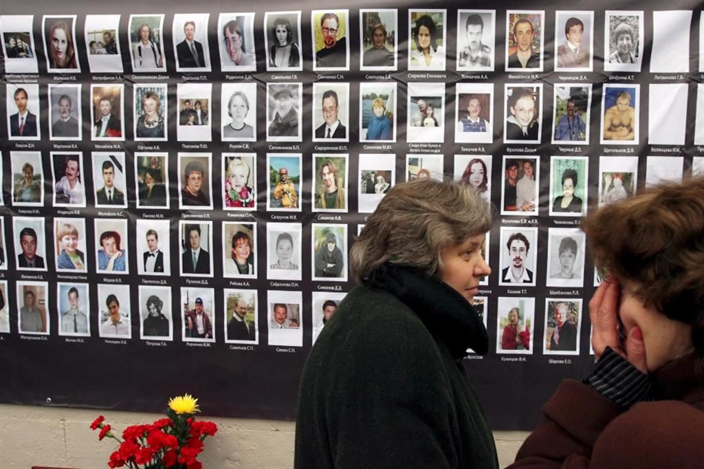 Un tributo alle vittime della strage al teatro Dubrovka di Mosca, avvenuta nell'ottobre del 2002. Morirono 130 ostaggi, oltre ai 41 terroristi ceceni