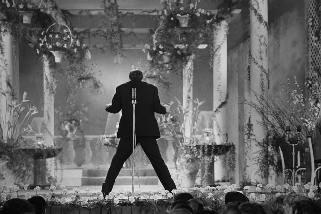 Adriano Celentano fa scandalo voltando le spalle al pubblico durante la sua esibizione all'XI Festival di Sanremo in cui canta 24.000 baci, 1961. - ©Archivio Publifoto Intesa Sanpaolo