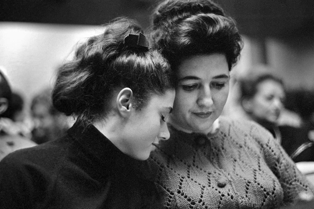 Gigliola Cinquetti, con la mamma Sara, in una pausa del XIV Festival di Sanremo, 1964. - ©Archivio Publifoto Intesa Sanpaolo