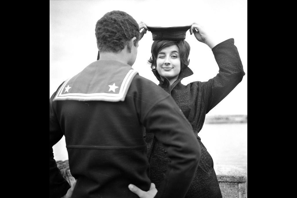 Mina con un berretto da marinaio al porto di Sanremo, X Festival, 1960. - Servizio fotografico di Giuseppe Benzi e Franco Gremignani © Archivio Publifoto Intesa Sanpaolo