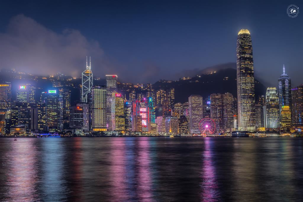 La skyline di Hong Kong di notte vista dalla penisola di Kowloon - © Stefano Tiozzo
