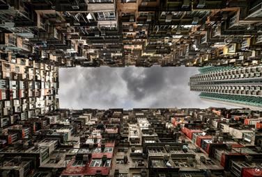 Lusso e povertà, dentro le contraddizioni di Hong Kong