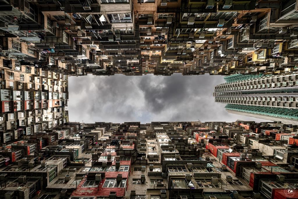 Un iconico edificio alveare di Hong Kong, noto come Monster Building - © Stefano Tiozzo