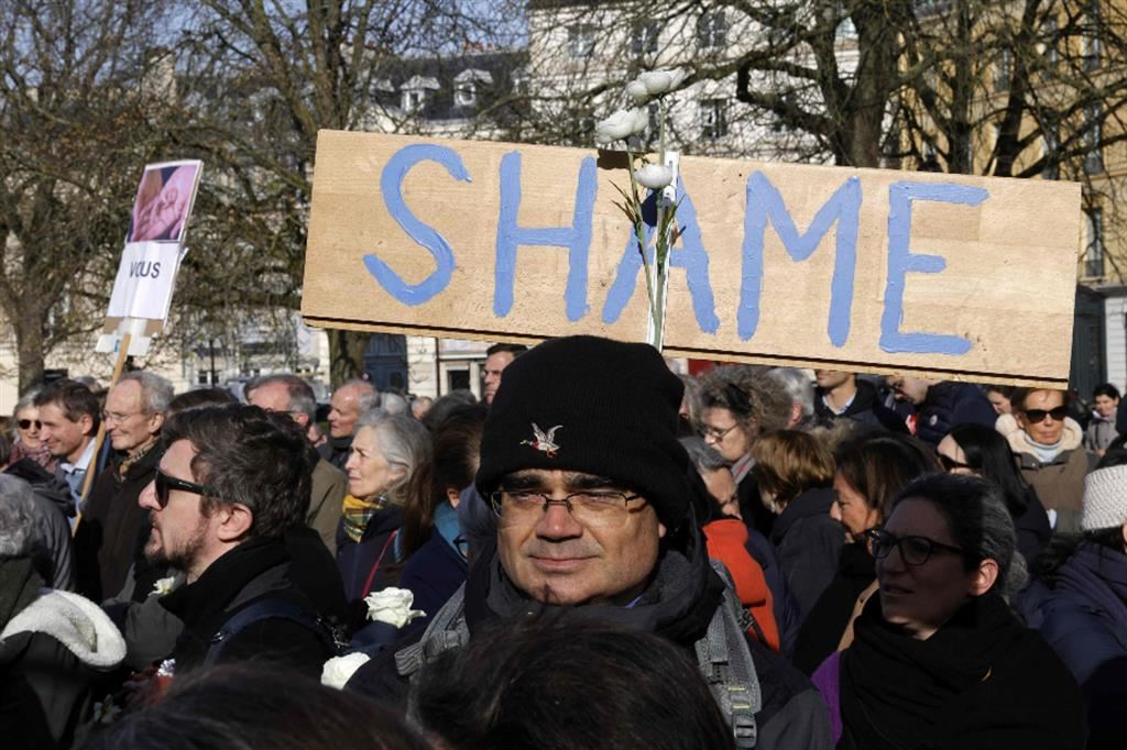 "Shame", vergogna: un cartello della manifestazione di protesta davanti al palazzo di Versailles dov'è stata varata la riforma della Costituzione francese