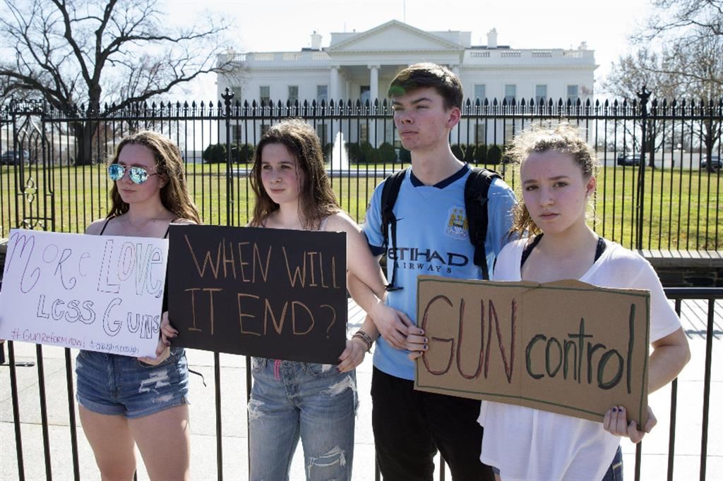 Una manifestazione contro le armi davanti alla Casa Bianca