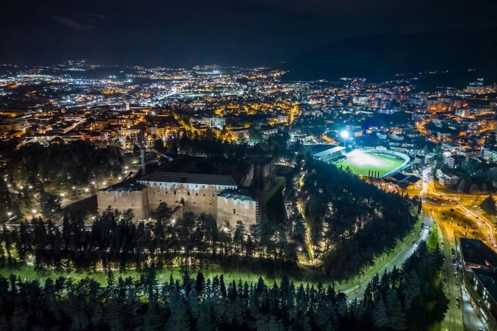 Veduta notturna dell’Aquila, proclamata ieri Capitale italiana della Cultura 2026