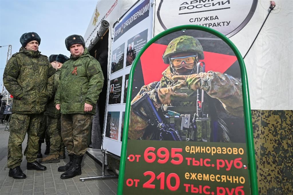 Soldati dell'armata russa davanti a un centro di reclutamento mobile a Rostov-sul-Don