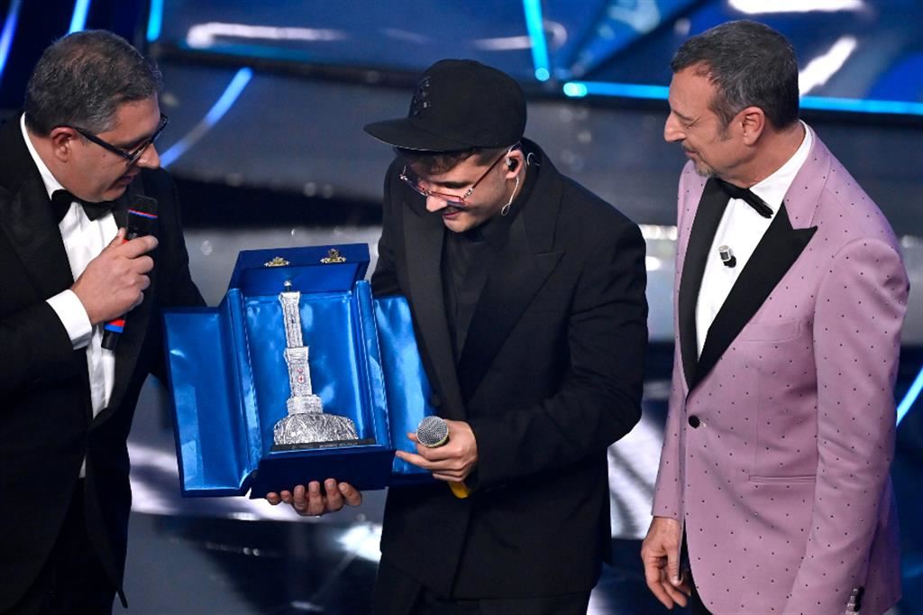 Il rapper Geolier riceve il premio della serata delle cover a Sanremo 2024