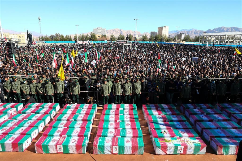 I funerali delle vittime dell'attentato suicida di Kerman, tenutisi il 5 gennaio