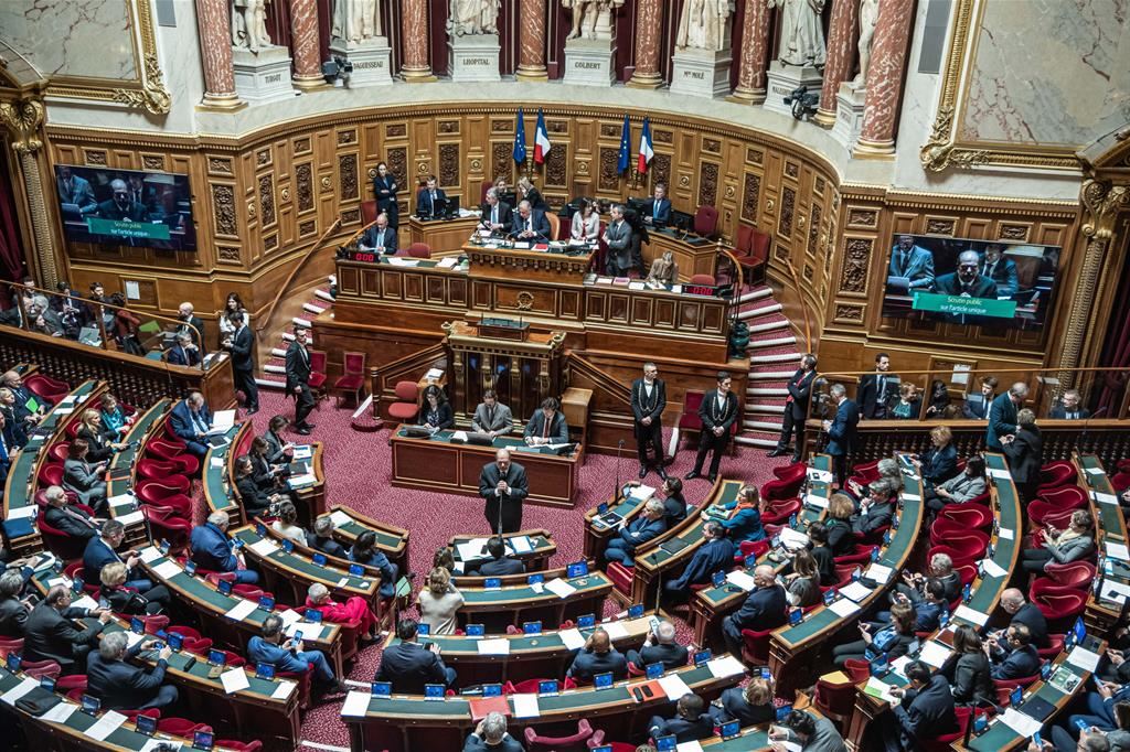 la discussione al Senato francese prima del voto finale