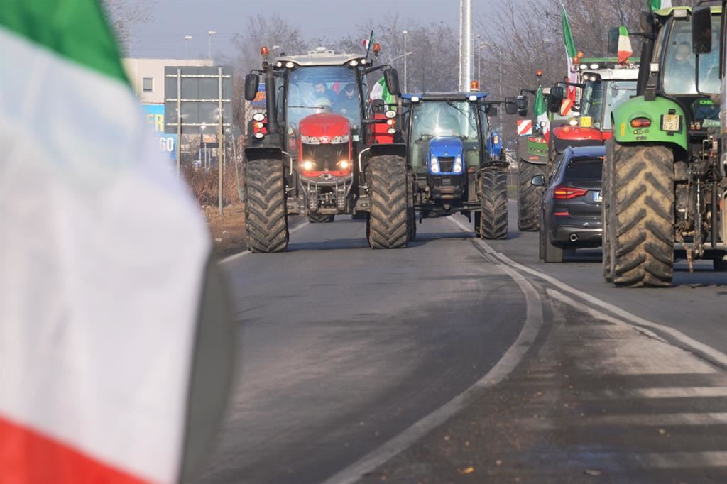 Manifestazione degli agricoltori, vicino al casello autostradale di Melegnano, nella Città metropolitana di Milano