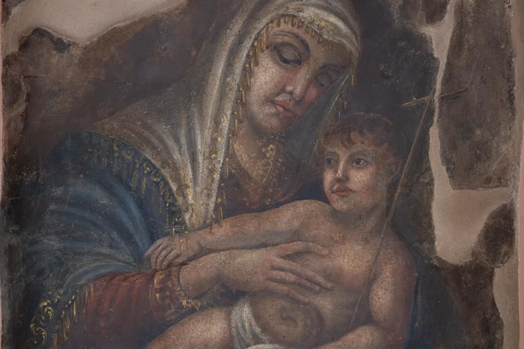 Un particolare del dipinto murale della «Madonna delle Verecondia» a Bologna