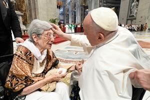 Il Papa: «Evitare solitudine e contrapposizione con i giovani»