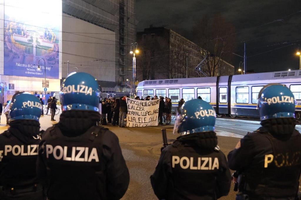 Poliziotti schierati a Torino dopo l'assalto alla volante del 28 febbraio