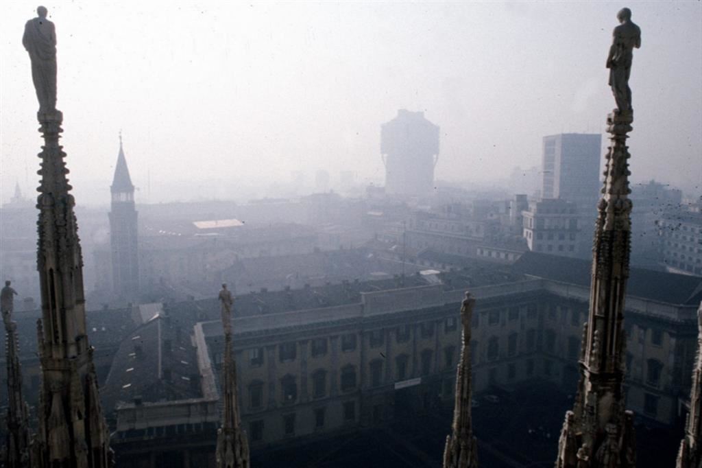 Una panoramica di Milano dalle guglie del Duomo