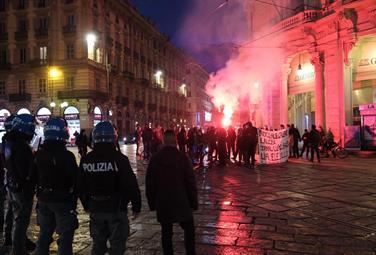 Torino, assaltata volante della polizia. Solidarietà da Mattarella e governo