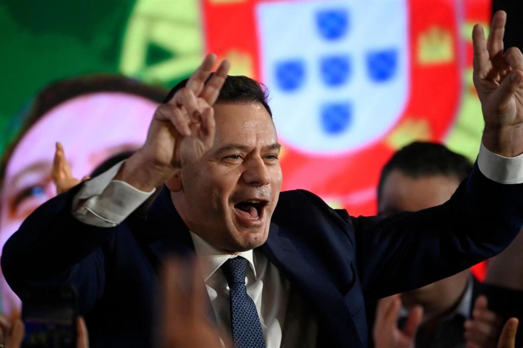 Il leader dell'Alleanza Democratica, Luis Montenegro, esulta dopo la vittoria alle elezioni: i conservatori moderati sono diventati il primo partito ottenendo il 29,5% dei voti e superando i socialisti al governo crollati al 28,7%