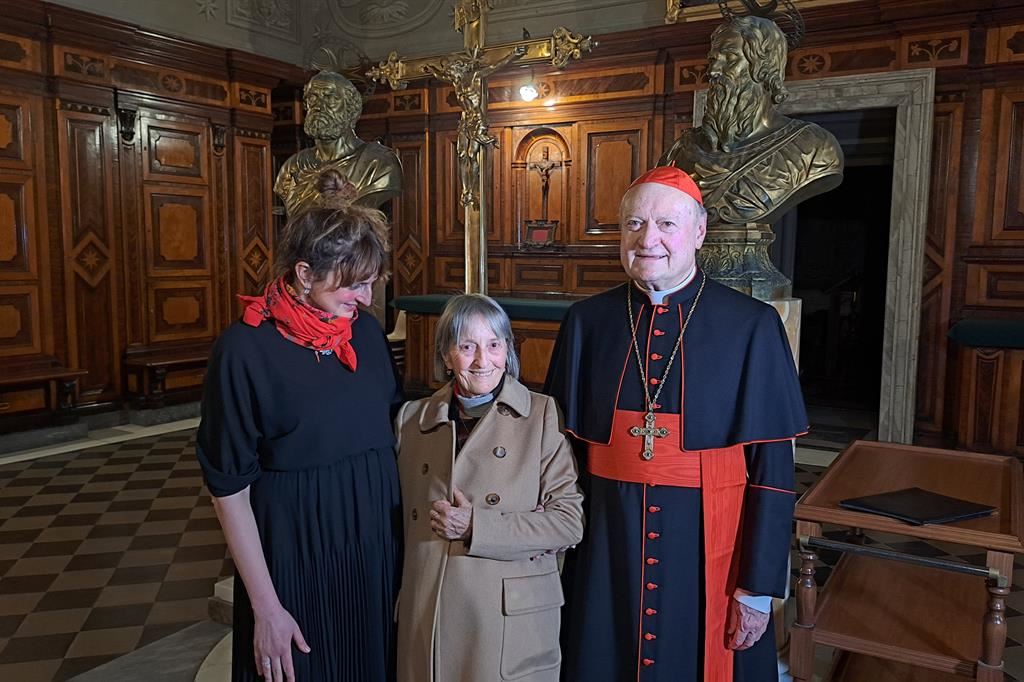 La regista Alice Rohrwacher con la madre e il cardinale Gianfranco Ravasi